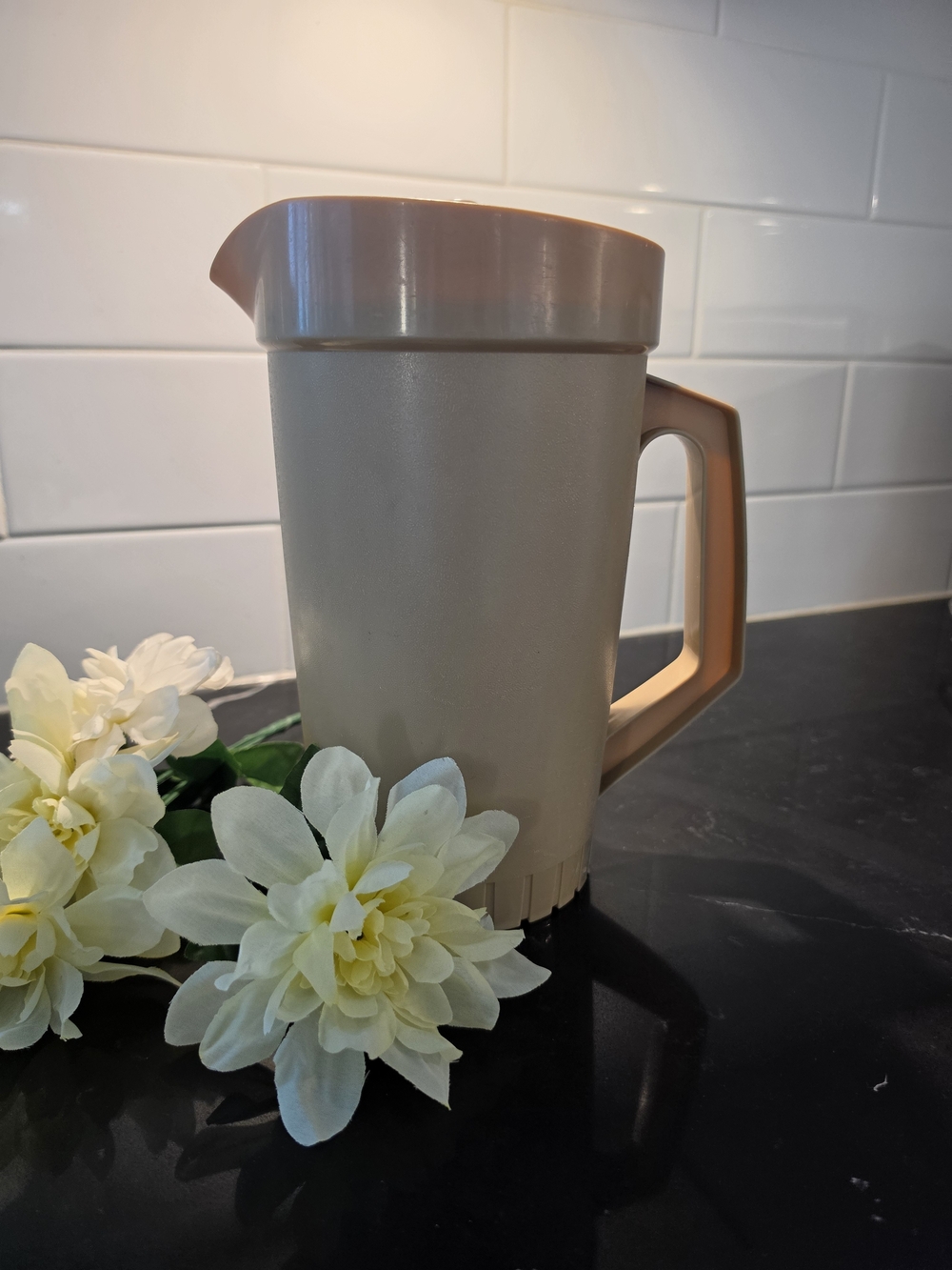 Vintage Tupperware Tan 2-Quart Pitcher & Starburst Lid #800 Made in Canada